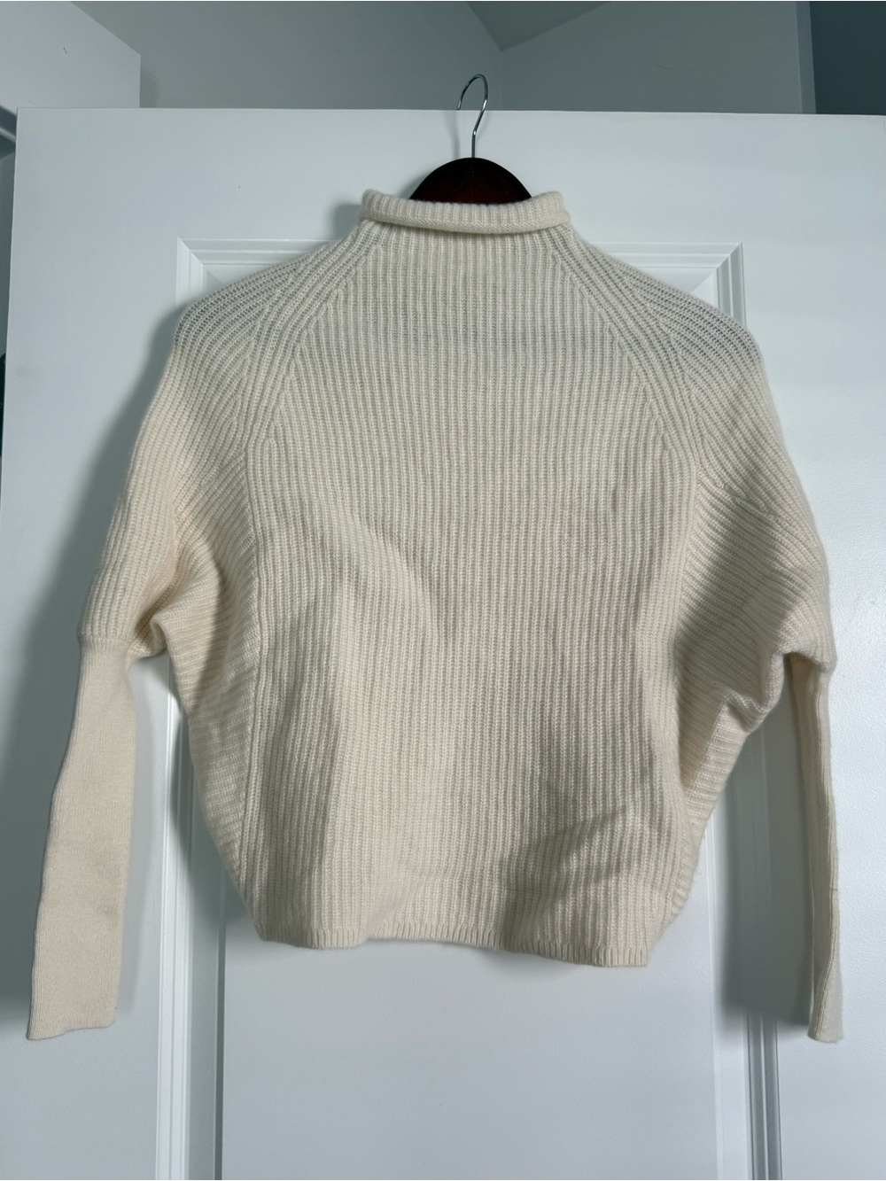 Club Monaco 100% Cashmere Cream Ivory Boxy Turtleneck Sweater XS/S